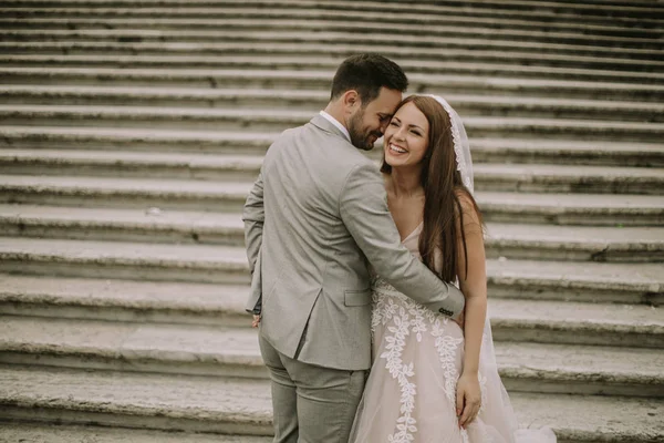 イタリア ローマのスペイン階段の上に立って若い結婚式のカップル — ストック写真