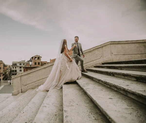 Amorosa Novia Novio Caminando Aire Libre Plaza Spagna Trinita Dei —  Fotos de Stock