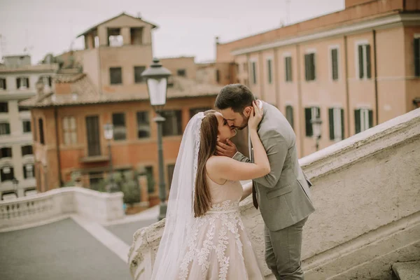 Roma, İtalya İspanyol Merdivenleri üzerinde duran genç düğün çifti