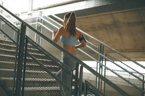 Mujer Joven Corriendo Sola Escaleras Aire Libre — Foto de Stock