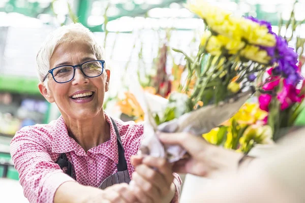 Charrming Senior Woman Sales Flowers Local Market — Stock Photo, Image