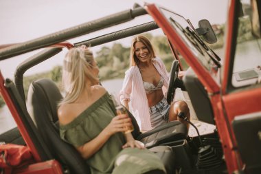 Eğlenceli bir Cabrio araba çekici genç kadın