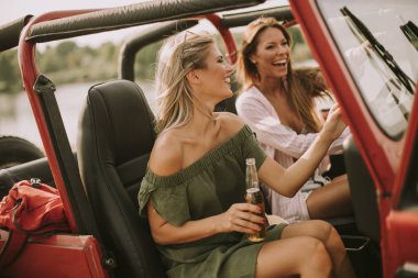 Eğlenceli bir Cabrio araba çekici genç kadın