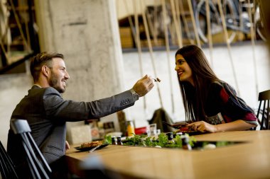 Modern restoranda öğle yemeği genç sevgi dolu Çift