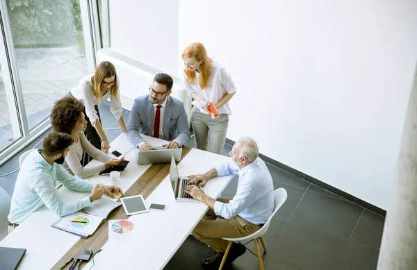 Uomini Affari Multirazziali Che Lavorano Progetto Ufficio — Foto Stock