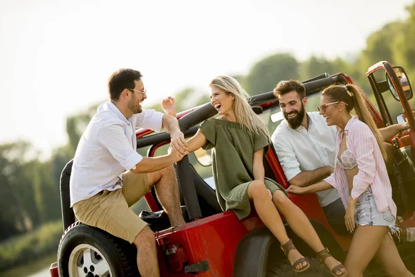 Cuatro Jóvenes Divirtiéndose Coche Descapotable Por Río — Foto de Stock