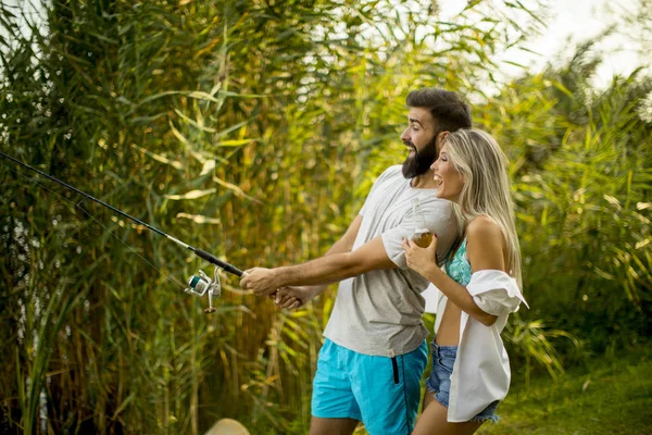 Schönes Junges Paar Angelt Zusammen Einem See Einem Sommertag — Stockfoto