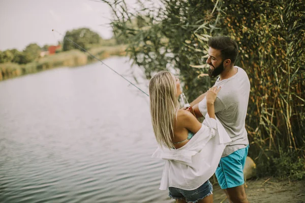 Schönes Junges Paar Angelt Zusammen Einem See Einem Sommertag — Stockfoto