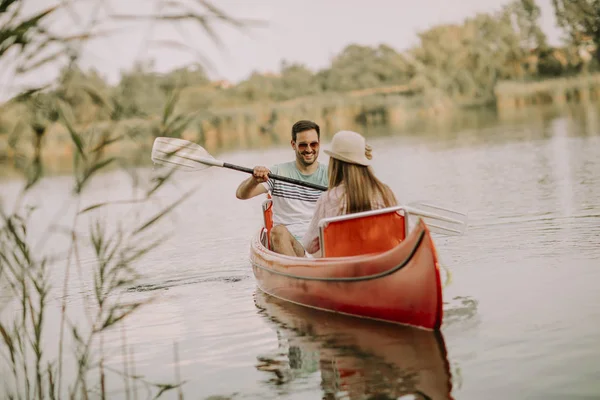 Liebespaar Rudert Sommertagen Auf Dem See — Stockfoto