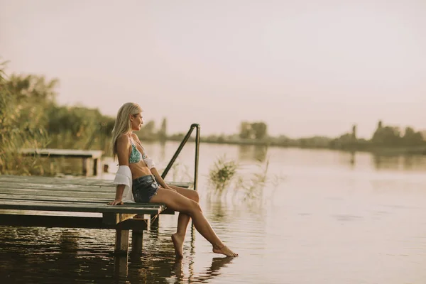 Junge Frau Entspannt Sich Sommertagen Auf Der Seebrücke See — Stockfoto