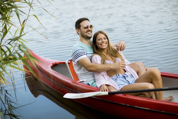 Крупный План Обнимающей Романтической Пары Катающейся Лодке Озеру — стоковое фото