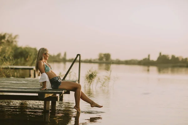 Junge Frau Entspannt Sich Sommertagen Auf Der Seebrücke See — Stockfoto