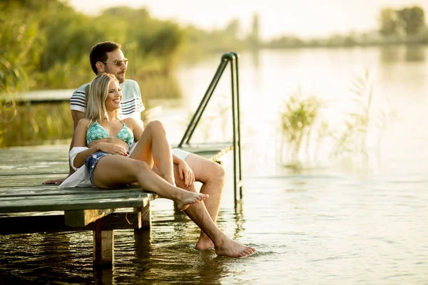 Couple Romantique Assis Sur Jetée Bois Sur Lac Journée Ensoleillée — Photo