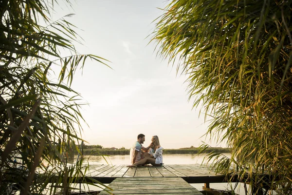 Ahşap Iskele Göl Güneşli Gün Oturup Romantik Çift — Stok fotoğraf