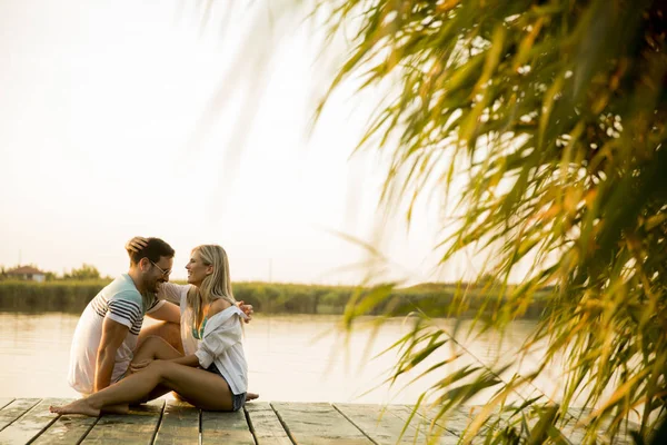 Romantic Couple Sitting Wooden Pier Lake Sunny Day — Stock Photo, Image