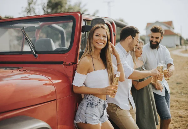 Jóvenes Bebiendo Divirtiéndose Coche Aire Libre Caluroso Día Verano —  Fotos de Stock