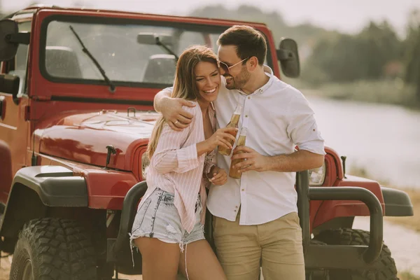 Junge Frau Und Mann Amüsieren Sich Sommertagen Freien Neben Auto — Stockfoto