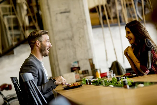 Jeune Couple Amoureux Déjeunant Dans Restaurant Moderne — Photo