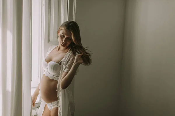 Όμορφη Νεαρή Έγκυος Γυναίκα Στέκεται Δίπλα Στο Παράθυρο — Φωτογραφία Αρχείου