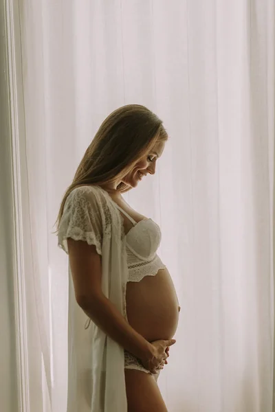 Mulher Grávida Muito Jovem Junto Janela — Fotografia de Stock