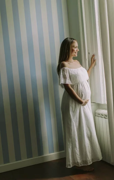 Mujer Embarazada Bastante Joven Pie Junto Ventana — Foto de Stock