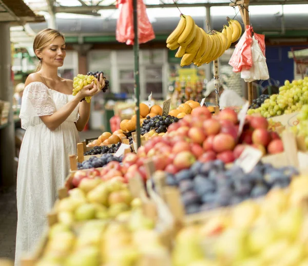 Ganska Ung Kvinna Att Köpa Färsk Frukt Marknaden — Stockfoto