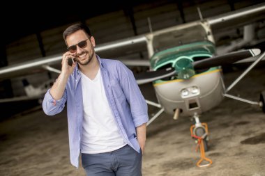 Yakışıklı genç pilot Ultralight uçak uçuş öncesi kontrol