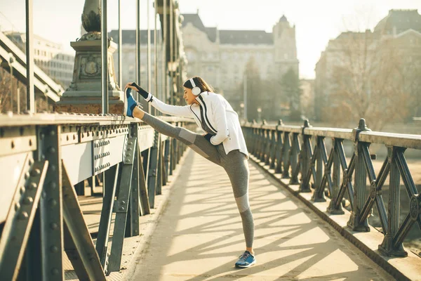 Jonge Sportvrouw Rekken Voorbereiden Voor Uitvoeren Van Buiten — Stockfoto