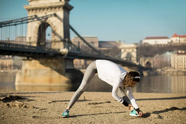 Kvinna Sportkläder Stretching Donau Floden Strandpromenaden Budapest Ungern — Stockfoto