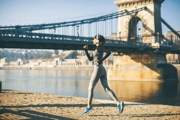 Donna Abbigliamento Sportivo Che Corre Sul Lungomare Del Danubio Budapest — Foto Stock