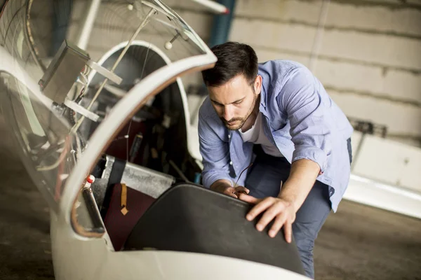 Jovem Piloto Bonito Verificando Avião Hangar — Fotografia de Stock