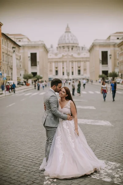 Szép Fiatal Esküvői Pár Vatikáni Szent Péter Székesegyház — Stock Fotó
