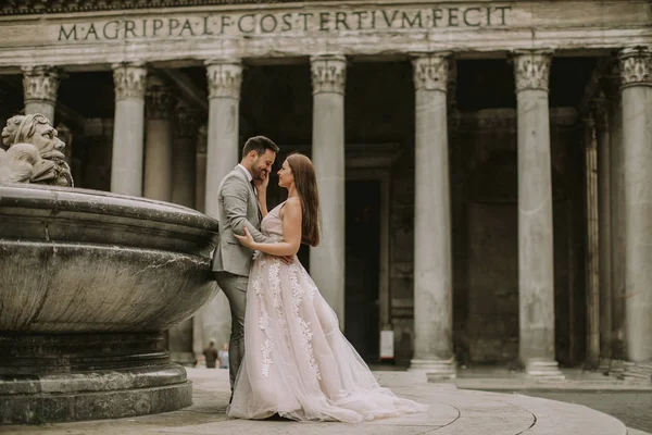 Bella Giovane Coppia Sposi Pantheon Roma Italia — Foto Stock