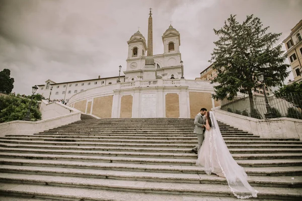 Jonge Bruidspaar Spaanse Trappen Rome Italië — Stockfoto