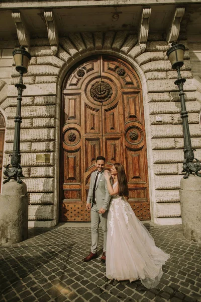 Jeune Beau Couple Nouvellement Marié Marchant Posant Rome Avec Une — Photo