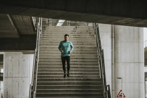 Junger Mann Läuft Der Stadt Schnell Die Treppe Hinunter — Stockfoto