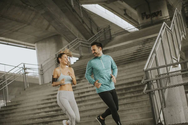 Pareja Joven Corriendo Entorno Urbano —  Fotos de Stock