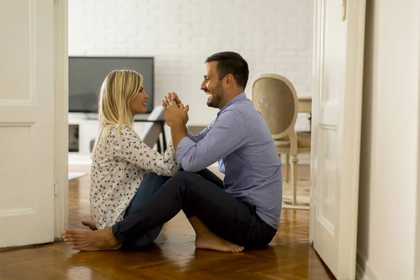 Jeune Couple Amoureux Assis Sur Sol Dans Chambre — Photo