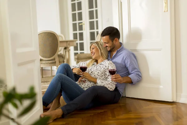 Casal Amoroso Olhando Para Outro Enquanto Bebe Vinho Tinto Casa — Fotografia de Stock