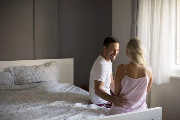 Vista Amantes Afetuosos Abraçando Cama Casa — Fotografia de Stock