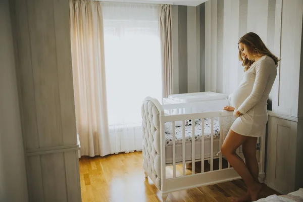 Wiew Mujer Embarazada Creación Cuna Sonriendo — Foto de Stock