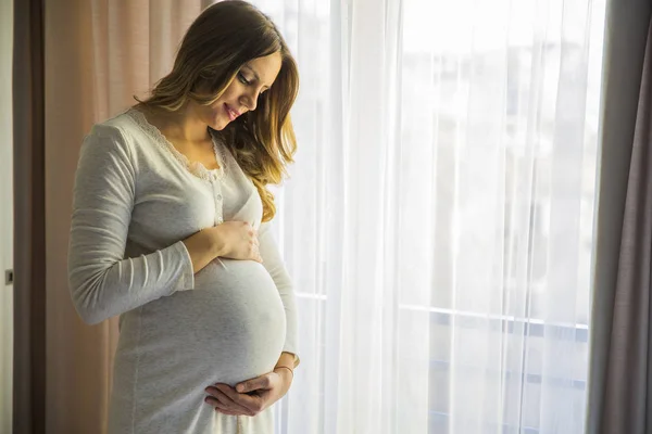 Portrait Jeune Femme Enceinte Par Fenêtre — Photo