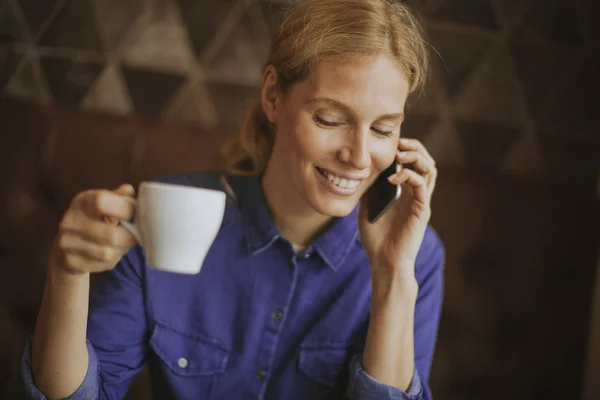 Hübsche Junge Blonde Frau Mit Handy Café — Stockfoto