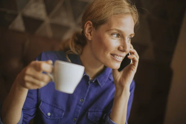 Красивая Блондинка Мобильным Телефоном Кафе — стоковое фото