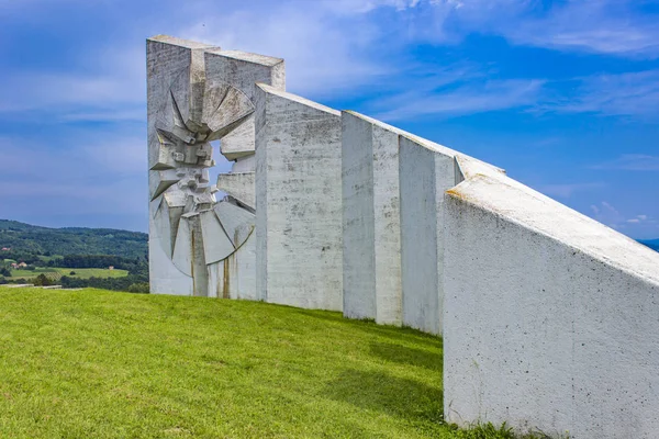 Dünya Savaşı iki savaşçıları işçi tabur Yaylası girişindeki nitelikli anıt Kadinjaca, Sırbistan