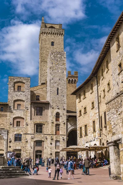 San Gimignano, İtalya - 8 Nisan 2018: Piazza della Cisterna San Gimignano, İtalya için kimliği belirsiz kişi. San Gimignano tarihi merkezi 1990 yılından bu yana Unesco Dünya Mirası alanı belirlenmiş.