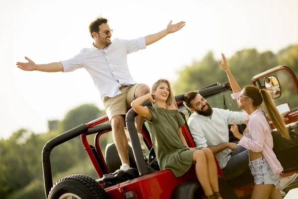 Mutlu Arkadaşlar Eğlenmeye Cabrio Araba Tatil Nehir Kenarında — Stok fotoğraf