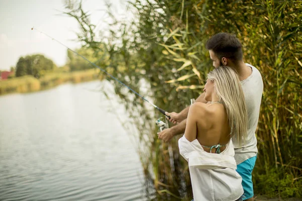 Adorável Casal Jovem Pesca Juntos Por Lago Dia Verão — Fotografia de Stock