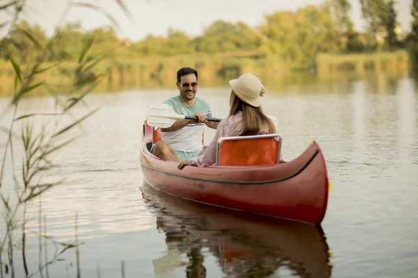 Pareja Amorosa Remando Lago Día Verano — Foto de Stock