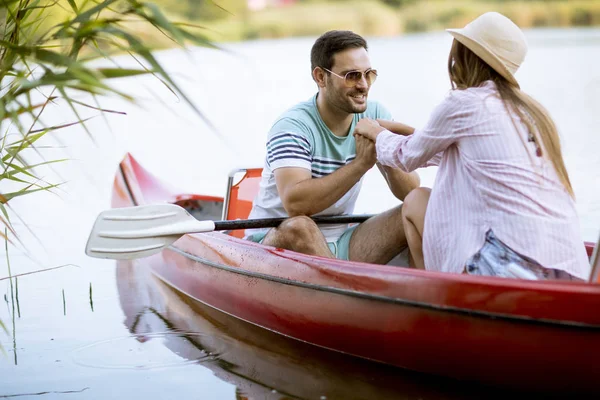 Nahaufnahme Porträt Eines Verliebten Romantischen Paares Beim Bootfahren Auf Dem — Stockfoto